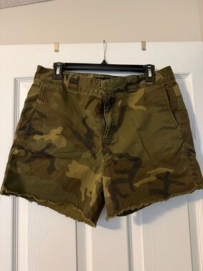 Sanctuary Camouflage Cargo Shorts in Olive